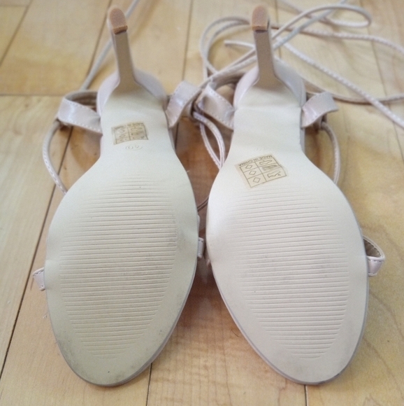 Nude t-strap stiletto heels that wrap up your leg. Women's size 40 USA size 9 - Picture 6 of 6